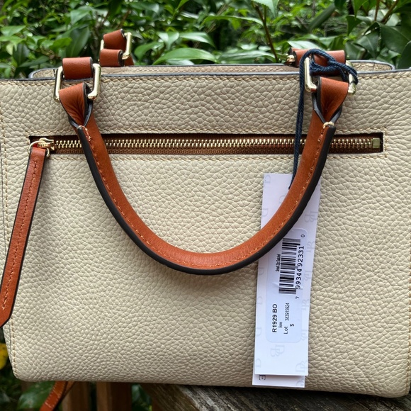 Small lucca leather zip crossbody. Size: H7.5" x W3" x L 9.5" - Picture 3 of 6